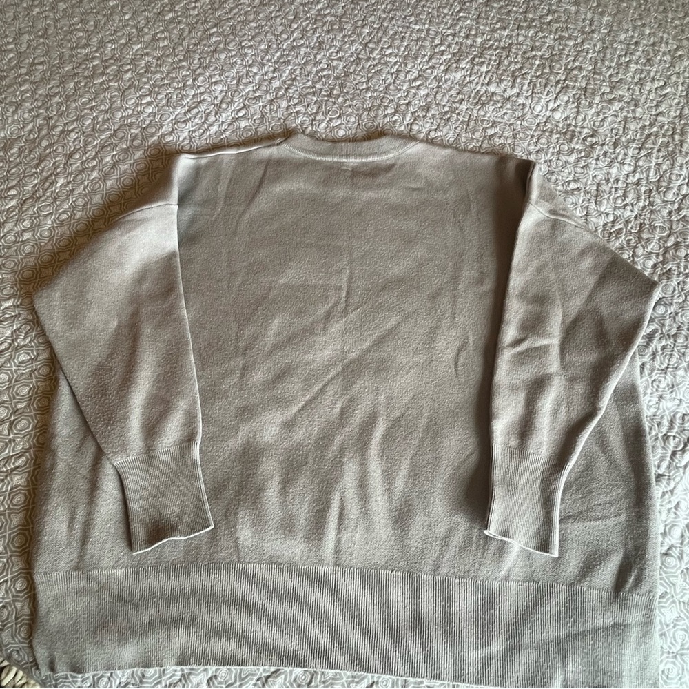 🤍👀 Size L, Long Sleeve Gray Heart Sweater thick sturdy, oversized, side slit - Picture 5 of 6